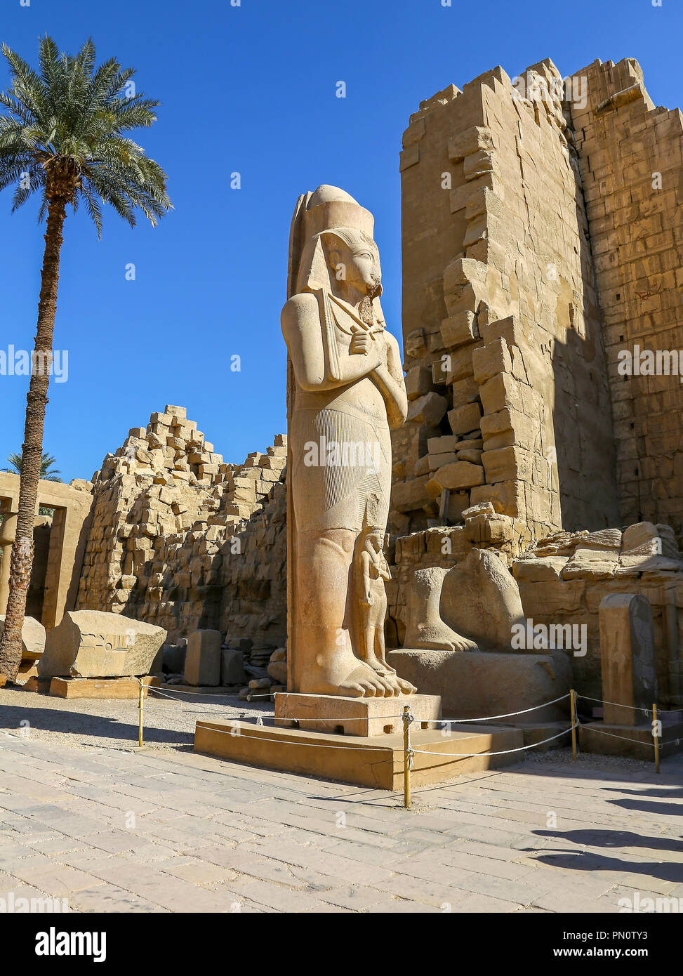 Une statue de Ramsès II avec la plus petite statue de sa fille bent'anta au complexe de Karnak, ou Temple de Karnak, Louxor, Egypte Banque D'Images