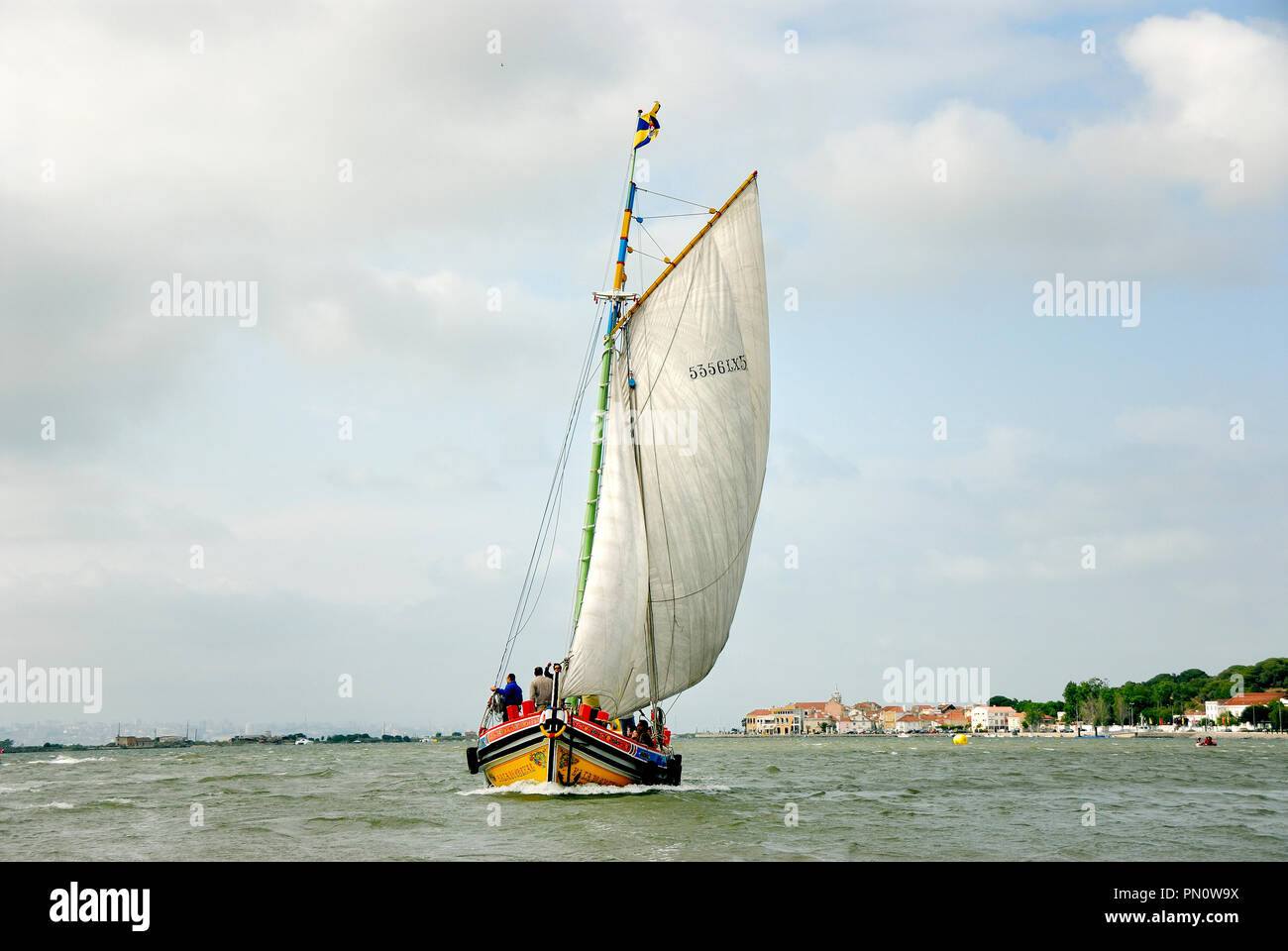 Bateau traditionnel sur le fleuve Tage. Seixal, Portugal Banque D'Images