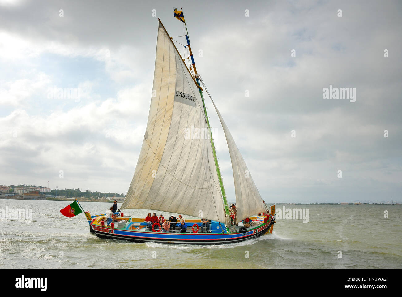 Bateau traditionnel sur le fleuve Tage. Seixal, Portugal Banque D'Images