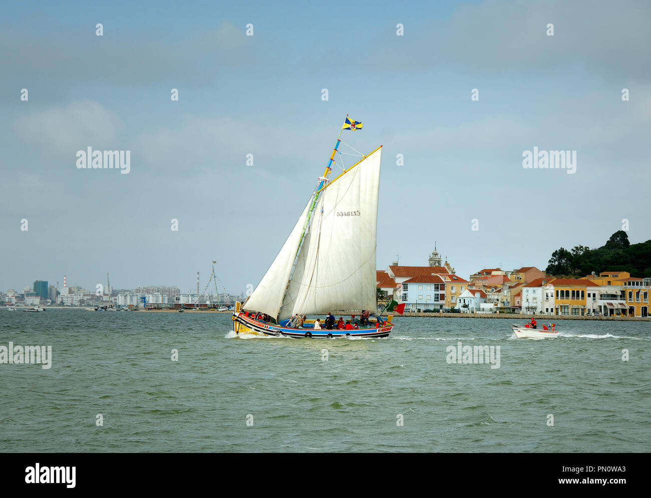 Bateau traditionnel sur le fleuve Tage. Seixal, Portugal Banque D'Images