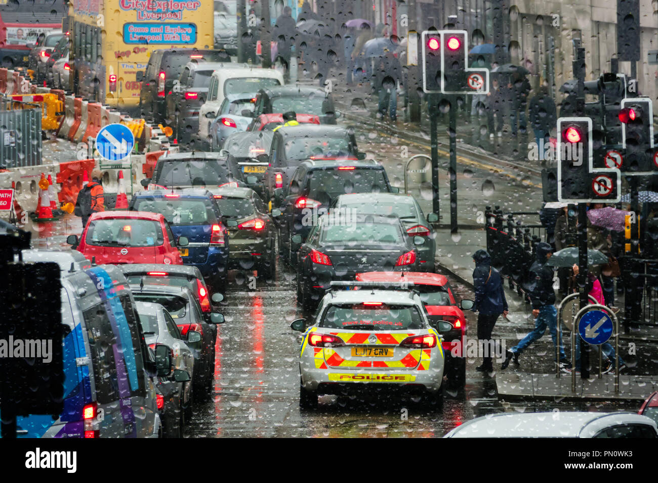 Météo britannique. L'encombrement du trafic sur Liverpool Lime Street, comme le trafic et les piétons bataille grâce à la forte pluie. Banque D'Images