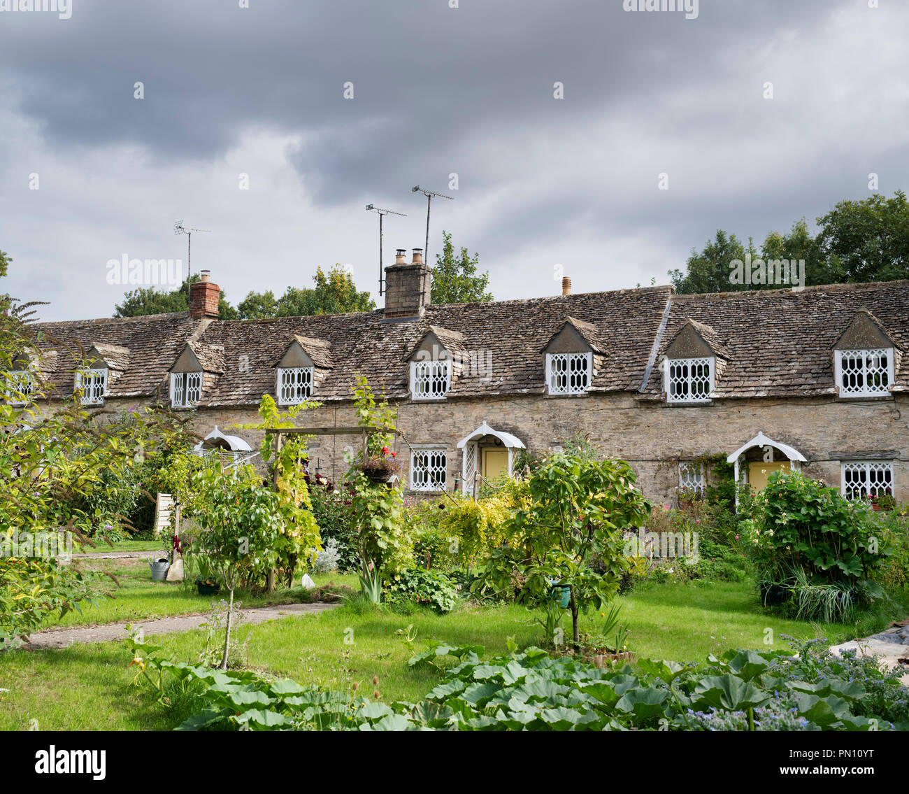 Rangée de cottages dans le village de Cotswold Calmsden, Cotswolds, Gloucestershire, Angleterre Banque D'Images