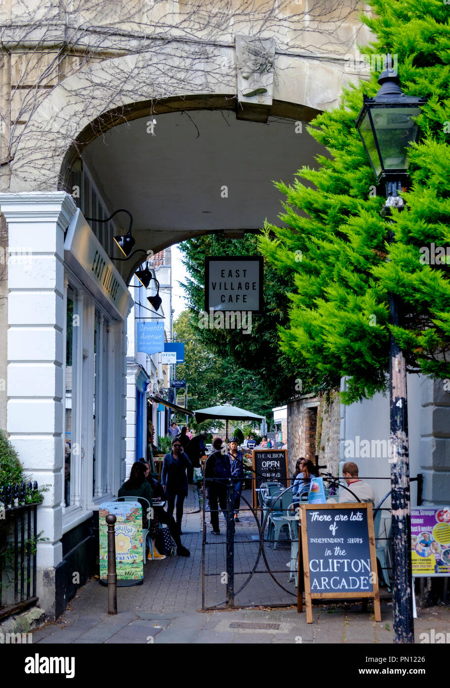 Autour de Clifton Bristol England UK Clifton arcade et East Village cafe Banque D'Images