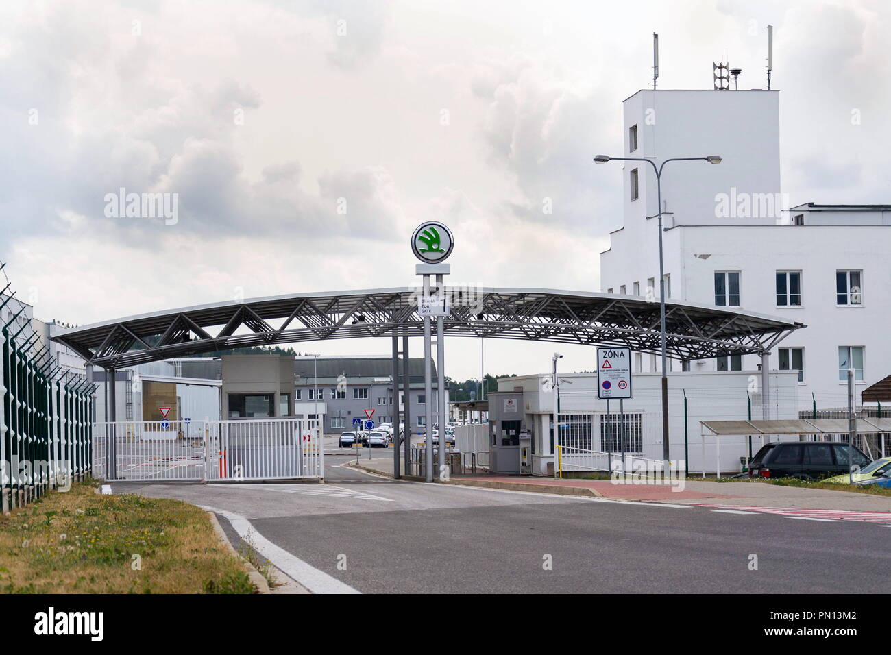 VRCHLABI, RÉPUBLIQUE TCHÈQUE - 25 août 2018 : Skoda Auto fabricant automobile de Volkswagen Group company logo sur la passerelle de l'usine le 25 août 2018 Banque D'Images