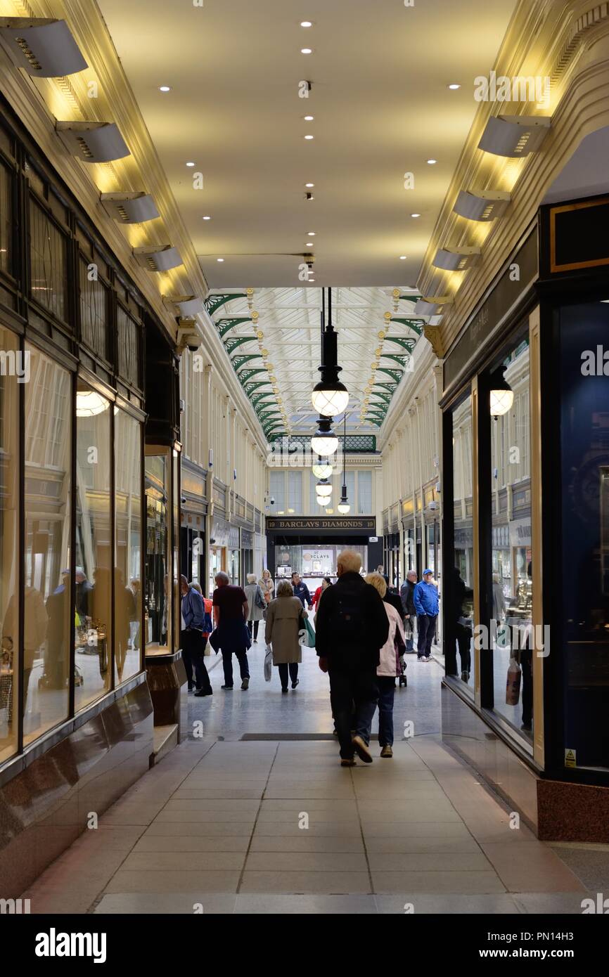 Les gens shopping for jewelry dans l'Argyll Arcade dans le centre-ville de Glasgow, Écosse, Royaume-Uni, Europe Banque D'Images
