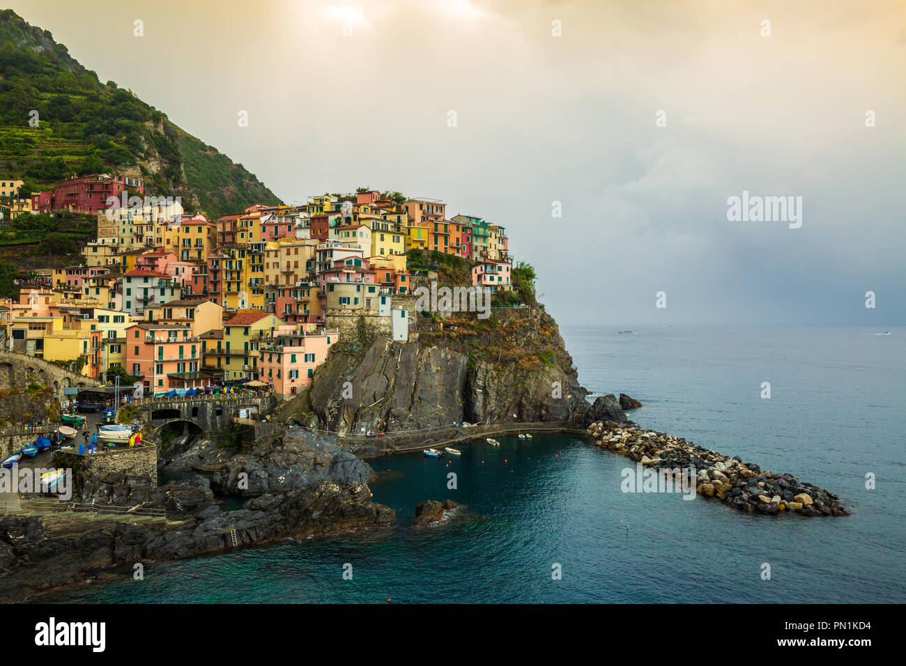 L'un des cinq petit village construit sur la côte du parc national des Cinque Terre - Manarola - ligury - Italie Banque D'Images