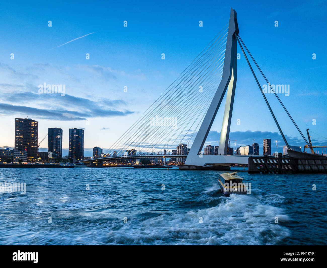 Erasmusbrug Pont Erasmus Rotterdam - le pont Erasmus sur la Meuse à Rotterdam a été conçu par Ben van Berkel et achevé en 1996 Banque D'Images