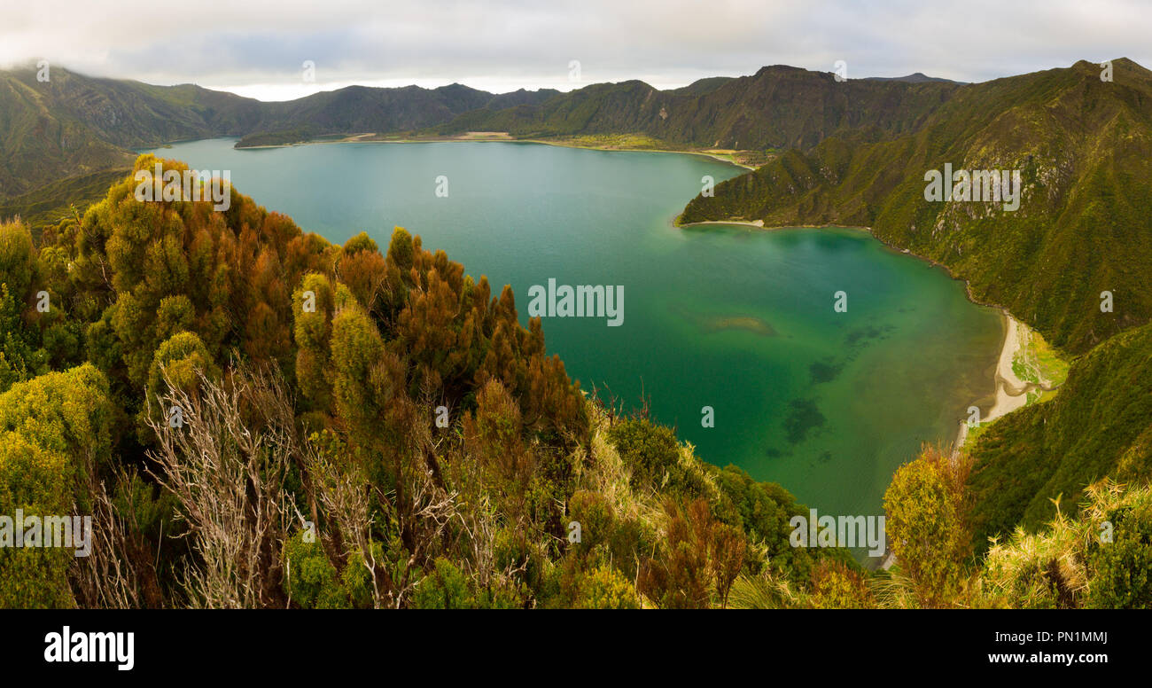 Panorama d'un lac sur une île volcanique sur l'image. Banque D'Images