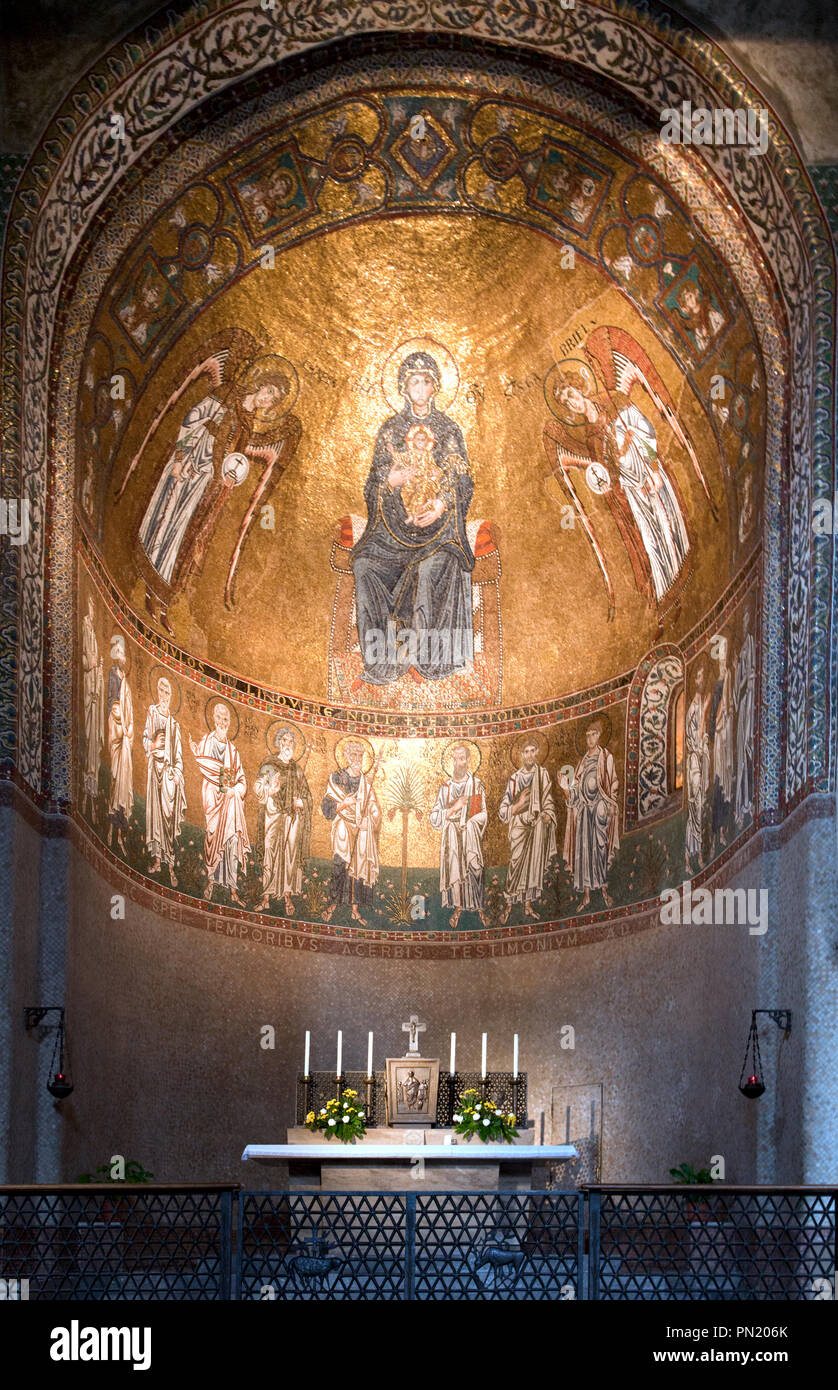 Mosaïque de la vierge entre les apôtres et les archanges remplit le dôme au-dessus de l'autel principal de la cathédrale de San Giusto, Trieste, Italie. Banque D'Images