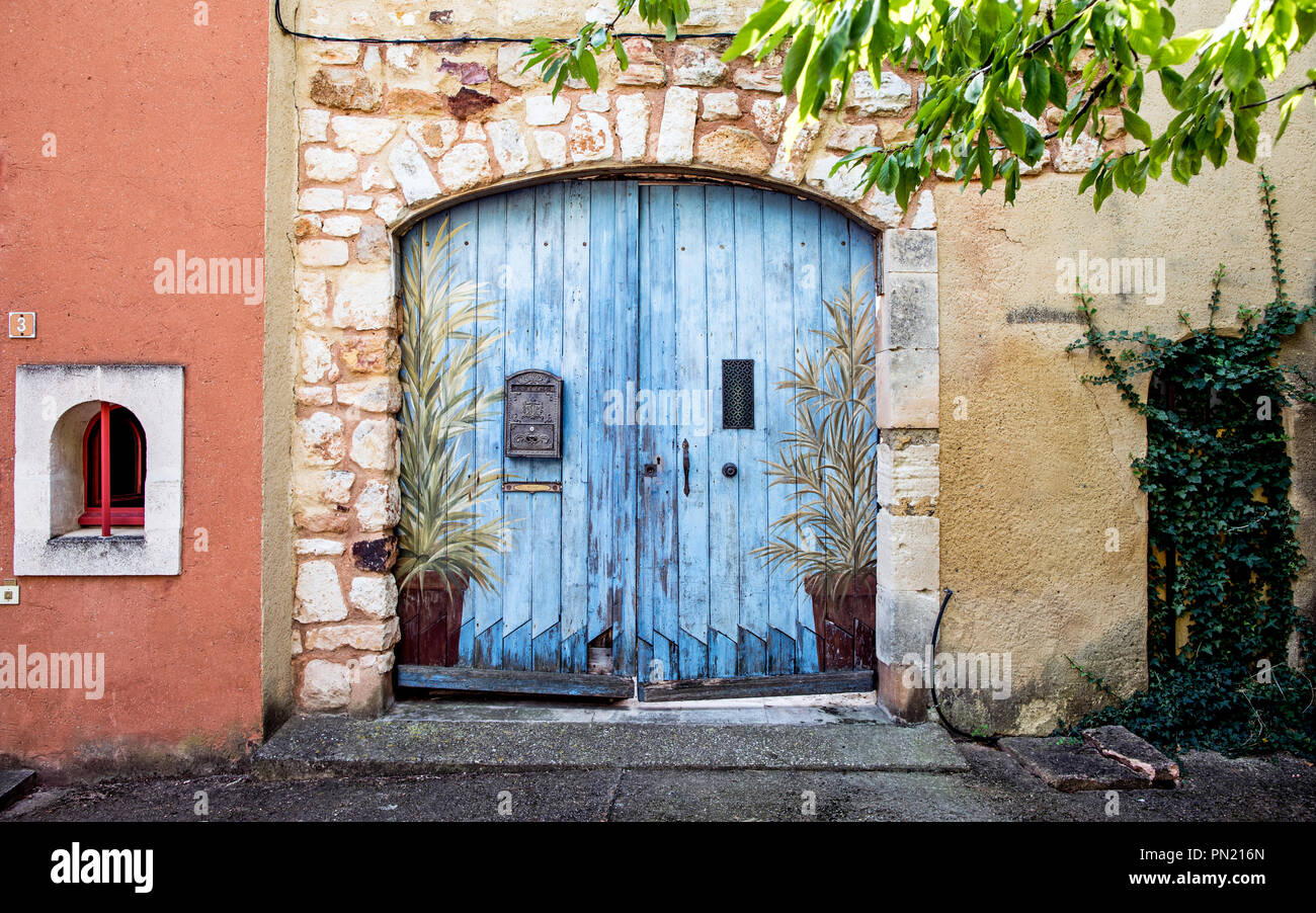 Portes traditionnelles dans le village de Roussillon en Provence France  Photo Stock - Alamy