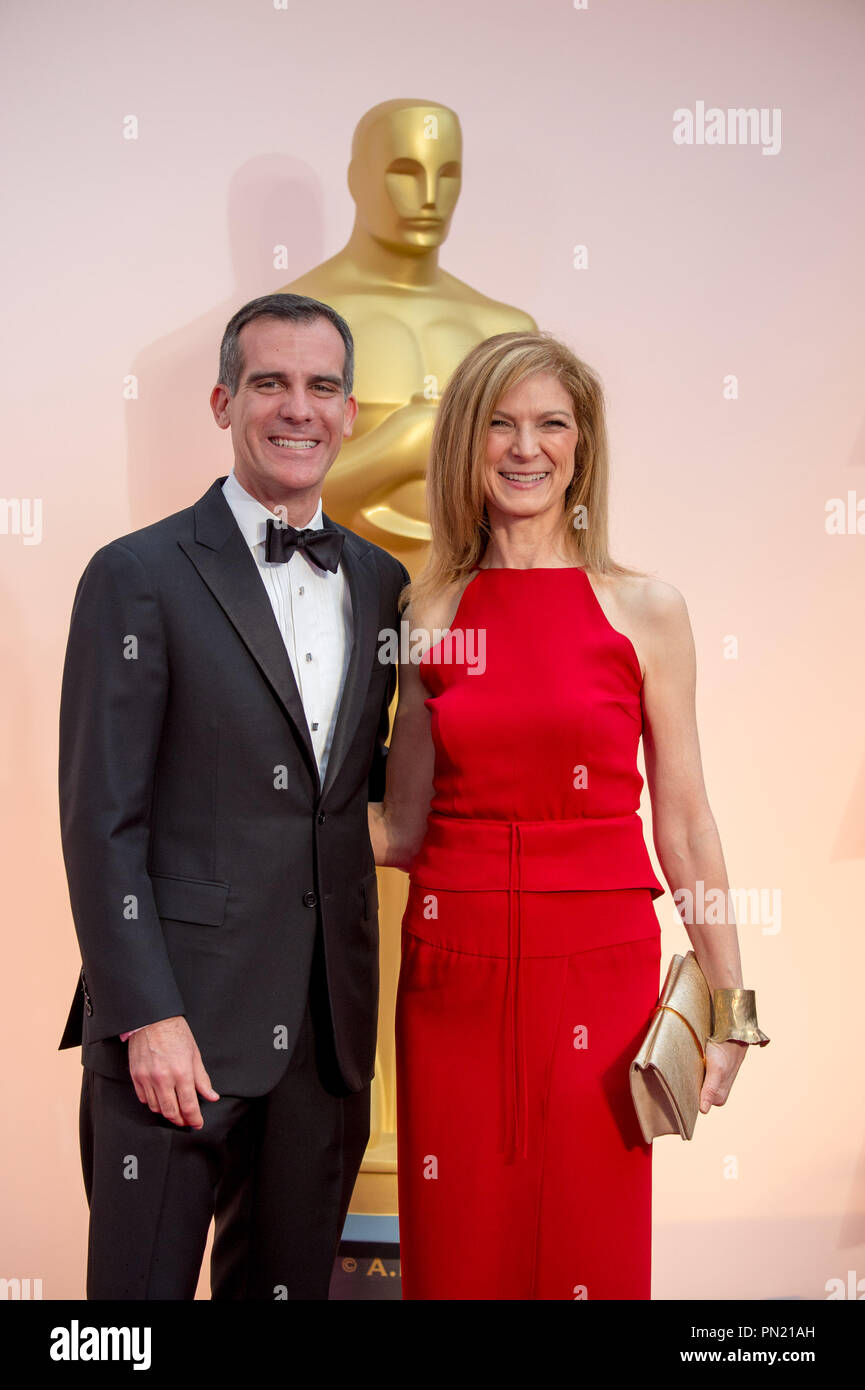 Le maire de Californie, Eric Garcetti arrive avec des PDG de l'Académie, Dawn Hudson, pour la diffusion de l'ABC en direct 87e Oscars® au Dolby® Theatre à Hollywood, CA le Dimanche, Février 22, 2015. Référence #  32566 Fichier 158THA pour un usage éditorial uniquement - Tous droits réservés Banque D'Images