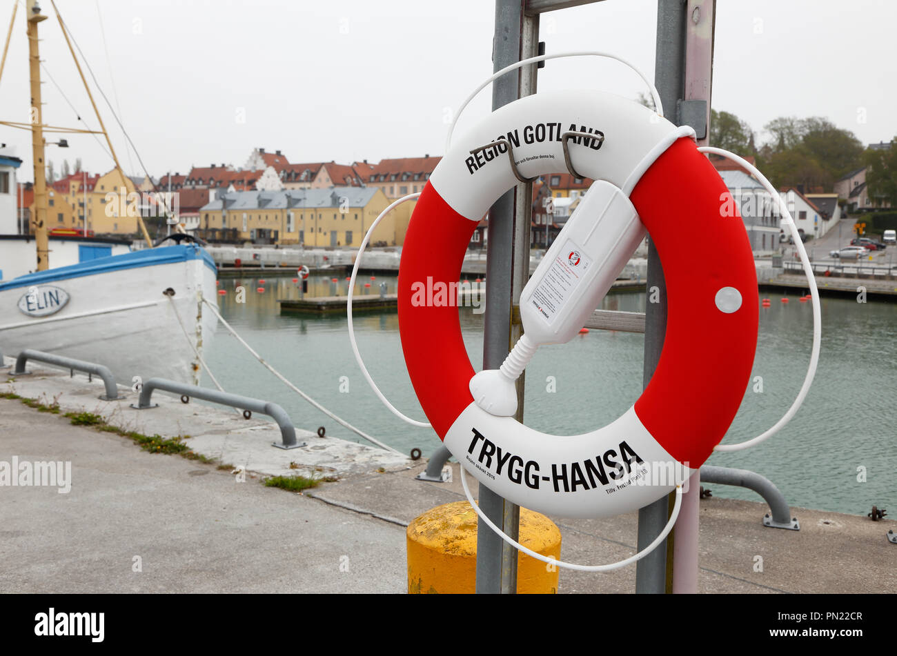 Visby, Suède - 15 mai 2016 : un rouge et blanc, symbole d'une bouée de sauvetage pour la compagnie d'assurance Trygg-Hansa. Banque D'Images