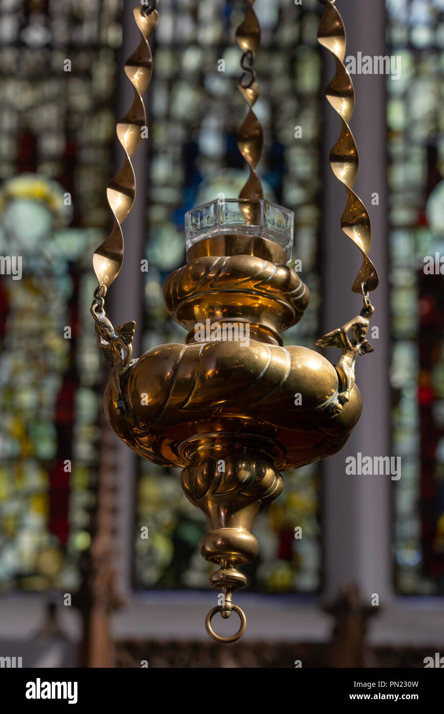 Lanterne décorative à huile d'église suspendue en laiton. Banque D'Images
