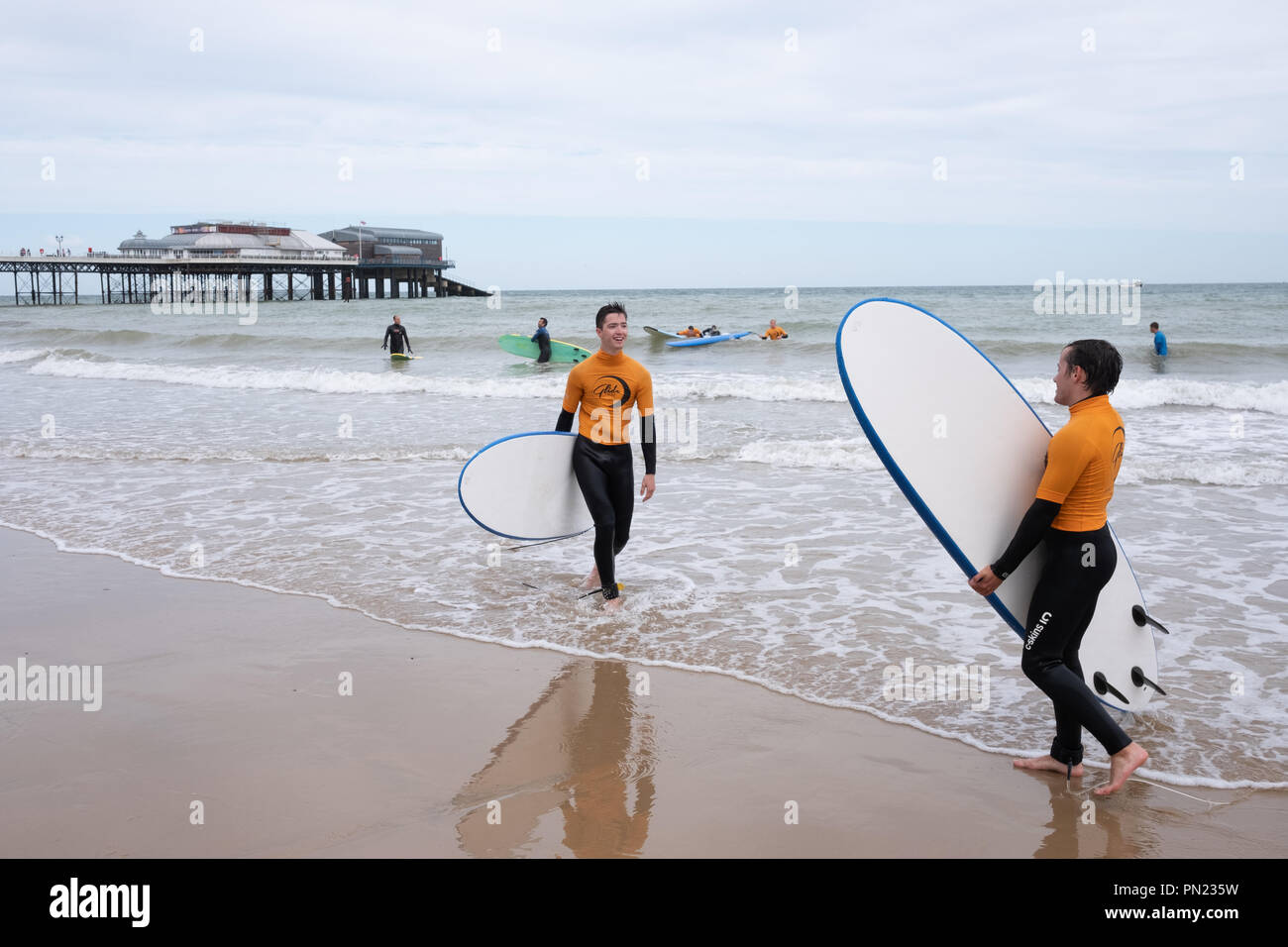Classe de surf sur la plage de Cromer, Norfolk UK Banque D'Images