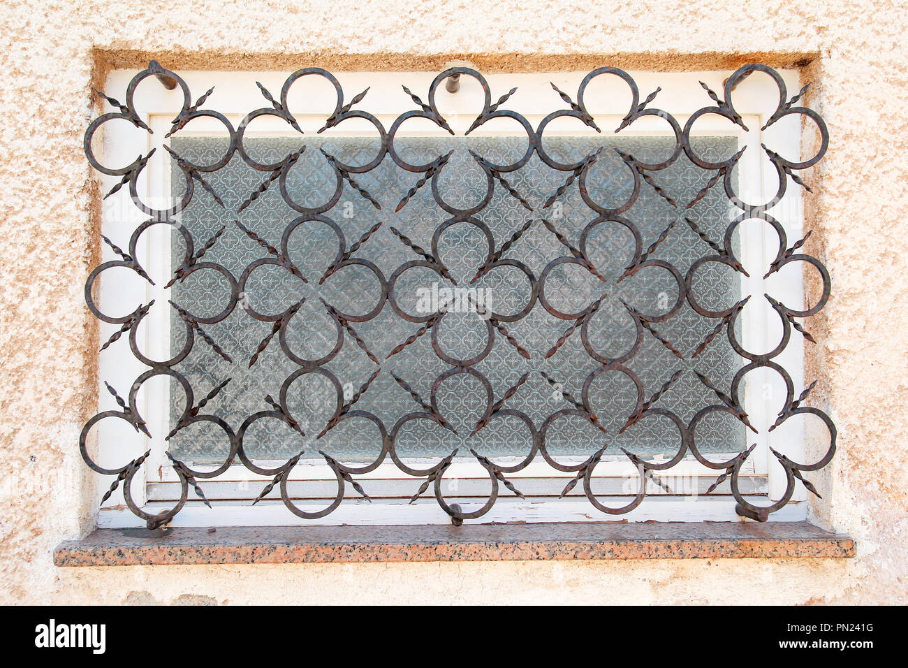 Ancienne maison style de fenêtre avec panneaux en acier, caillebotis en fer  décorative avec détails décoratifs. Résumé La protection décorative en  métal pour windows Photo Stock - Alamy