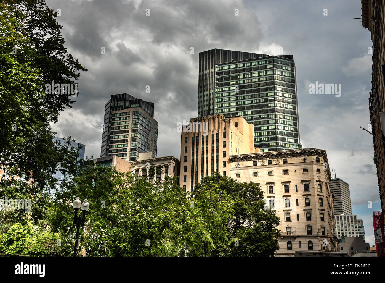 Toits de Boston pendant le coucher du soleil sur un jour de tempête Banque D'Images