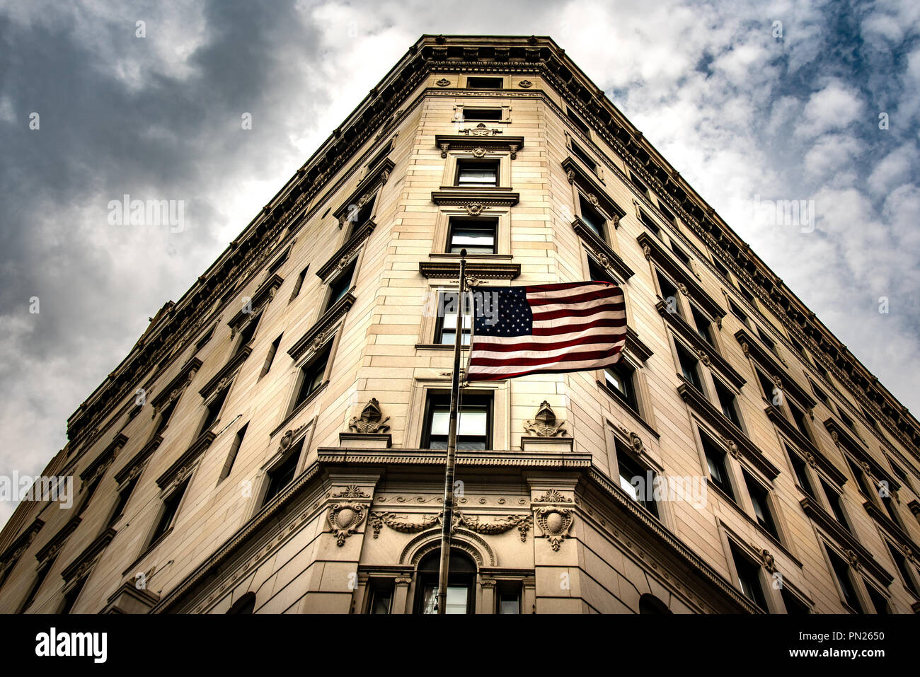 Vieux bâtiment historique dans le centre-ville de Boston avec le drapeau américain pendant le coucher du soleil Banque D'Images