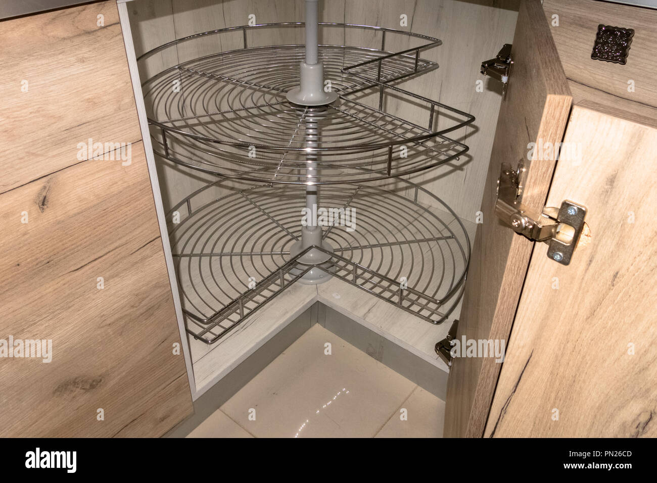 Solution pour un coin cuisine dans une armoire. L'ouverture angulaire avec  charnières de coin Photo Stock - Alamy