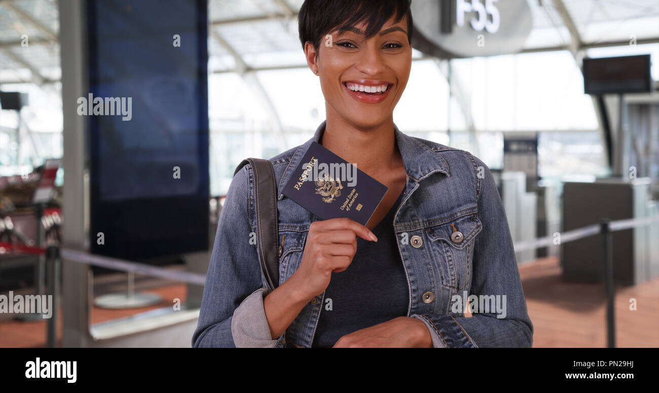 L'audacieuse femme africaine pose à l'aéroport avec passeport en toute confiance Banque D'Images
