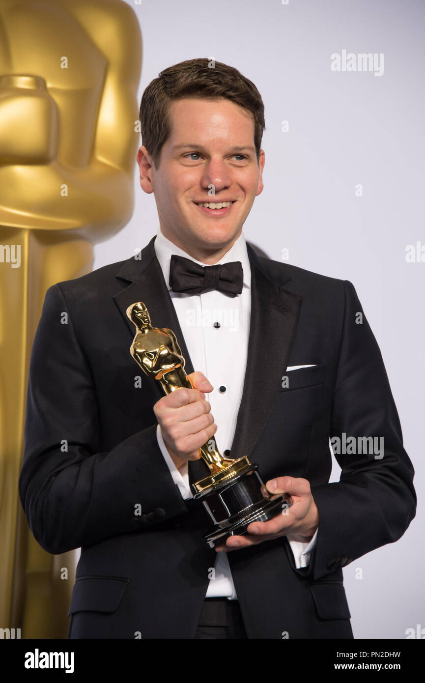 Graham Moore pose en coulisses avec l'Oscar® du scénario adapté, pour un travail sur "l'Imitation Jeu" pendant la diffusion de l'ABC en direct 87e Oscars® au Dolby® Theatre à Hollywood, CA le Dimanche, Février 22, 2015. Référence #  32570 Fichier 073THA pour un usage éditorial uniquement - Tous droits réservés Banque D'Images