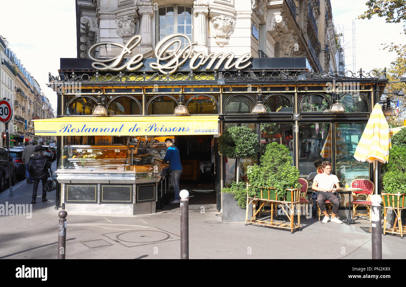 Le célèbre restaurant Le Dome situé sur le boulevard Montparnasse, Paris, France. Banque D'Images