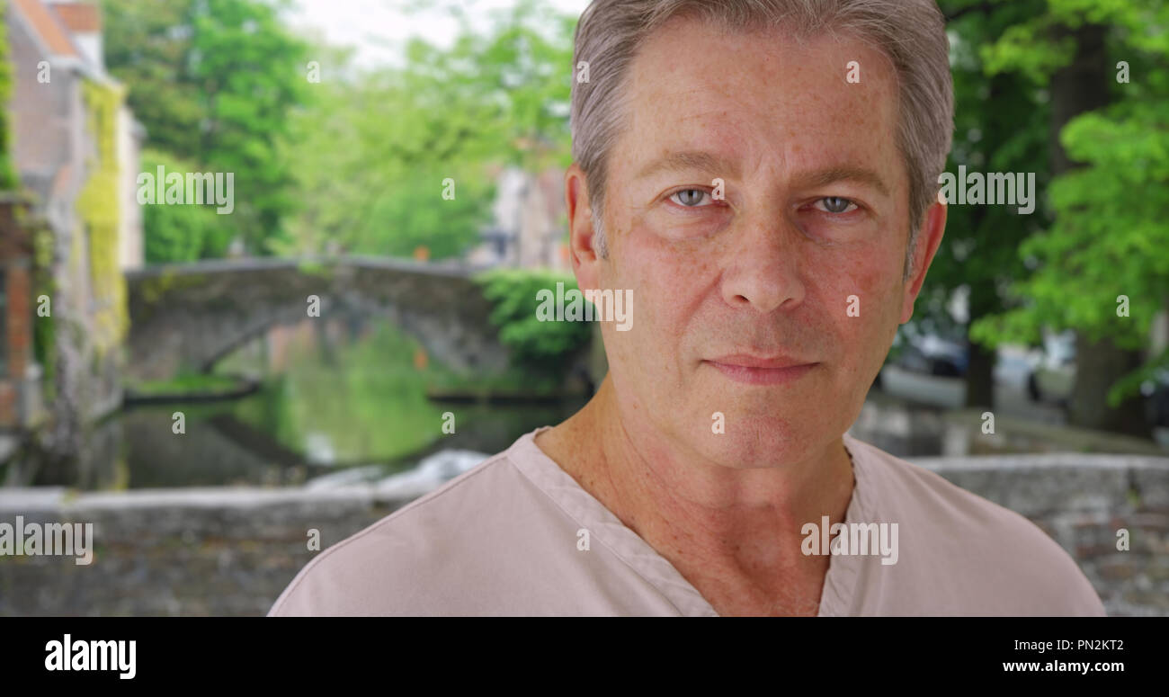Avoir Images Sans Humour Vieux Homme Blanc A Bruges Regarde Autour De Glumly dernière par