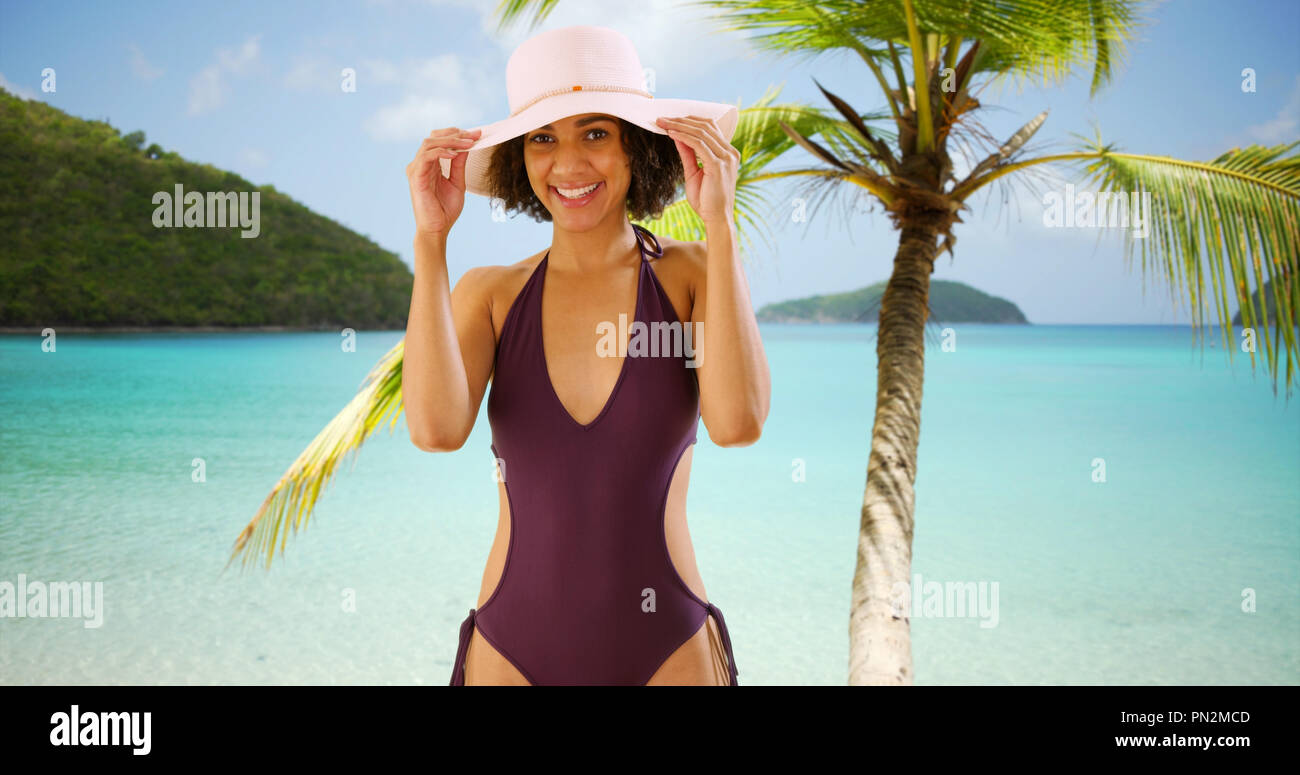 Belle black'debout sur la plage des Caraïbes Banque D'Images