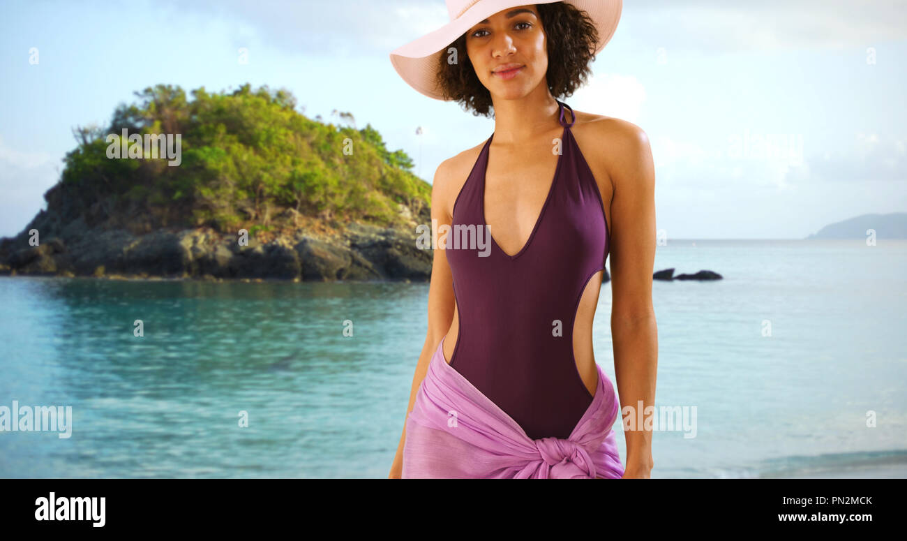 Happy black woman standing on Caribbean Beach Banque D'Images