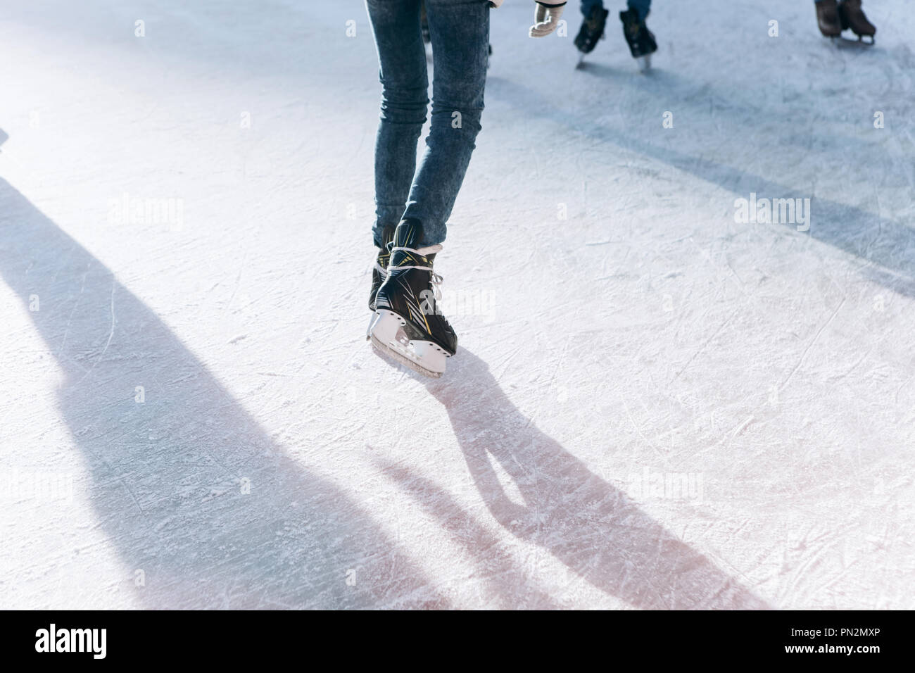 Les gens monter sur la patinoire sur la patinoire pendant les vacances de Noël. Sports et passe-temps amusant. Banque D'Images