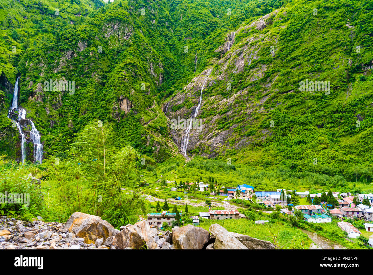 Zone de conservation de l'Annapurna, Népal - Juillet 18, 2018 : vue sur la rivière Marsyangdi et Tal village sur le circuit de l'Annapurna Banque D'Images