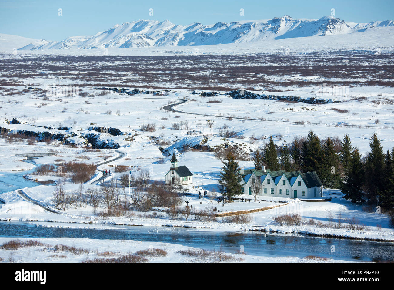 Vue de dessus de la neige, célèbre site touristique le Parc National de Thingvellir - Pingvellir - église et résidence d'été de premier ministre de l'Icelan Banque D'Images