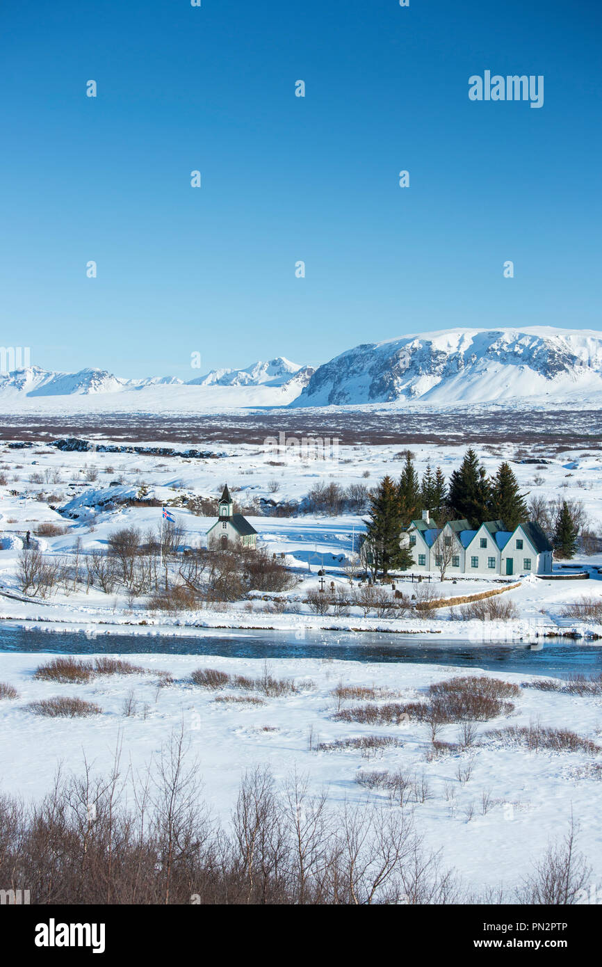 Vue de dessus de la neige, célèbre site touristique le Parc National de Thingvellir - Pingvellir - église et résidence d'été de premier ministre de l'Icelan Banque D'Images
