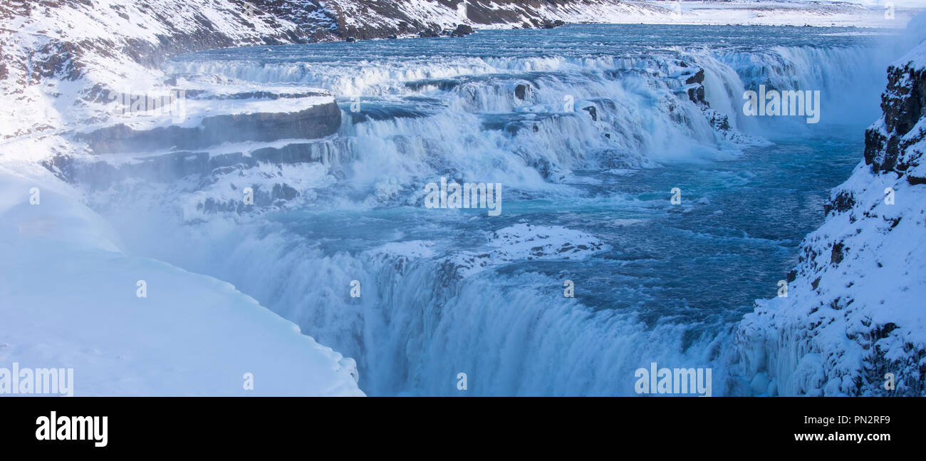 Jaillit, l'eau qui coule de la rivière glaciaire au grondement des chutes de Gullfoss dans paysage glaciaire du sud de l'Islande Banque D'Images