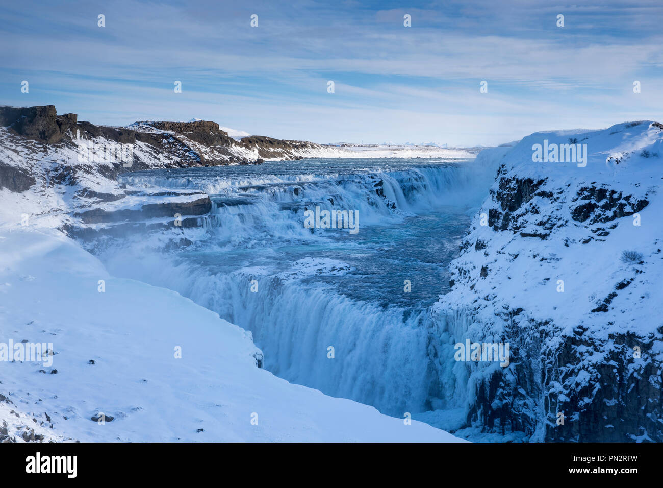 Coulant, jaillissant de l'eau de la rivière glaciaire au grondement des chutes de Gullfoss dans paysage glaciaire du sud de l'Islande Banque D'Images