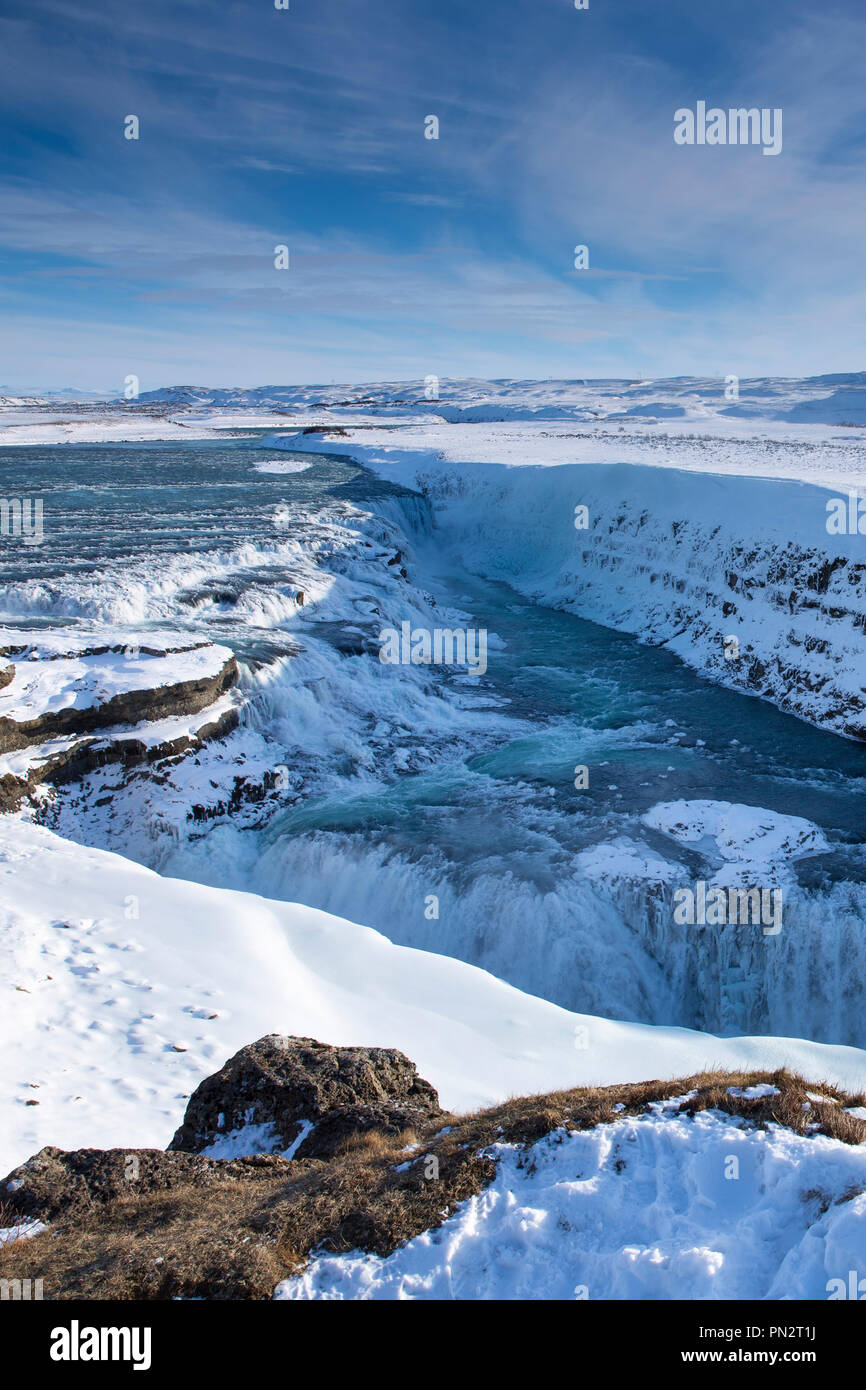Coulant, jaillissant de l'eau de la rivière glaciaire à chutes de Gullfoss et ses montagnes couvertes de neige dans le sud de l'Islande de paysage glaciaire Banque D'Images