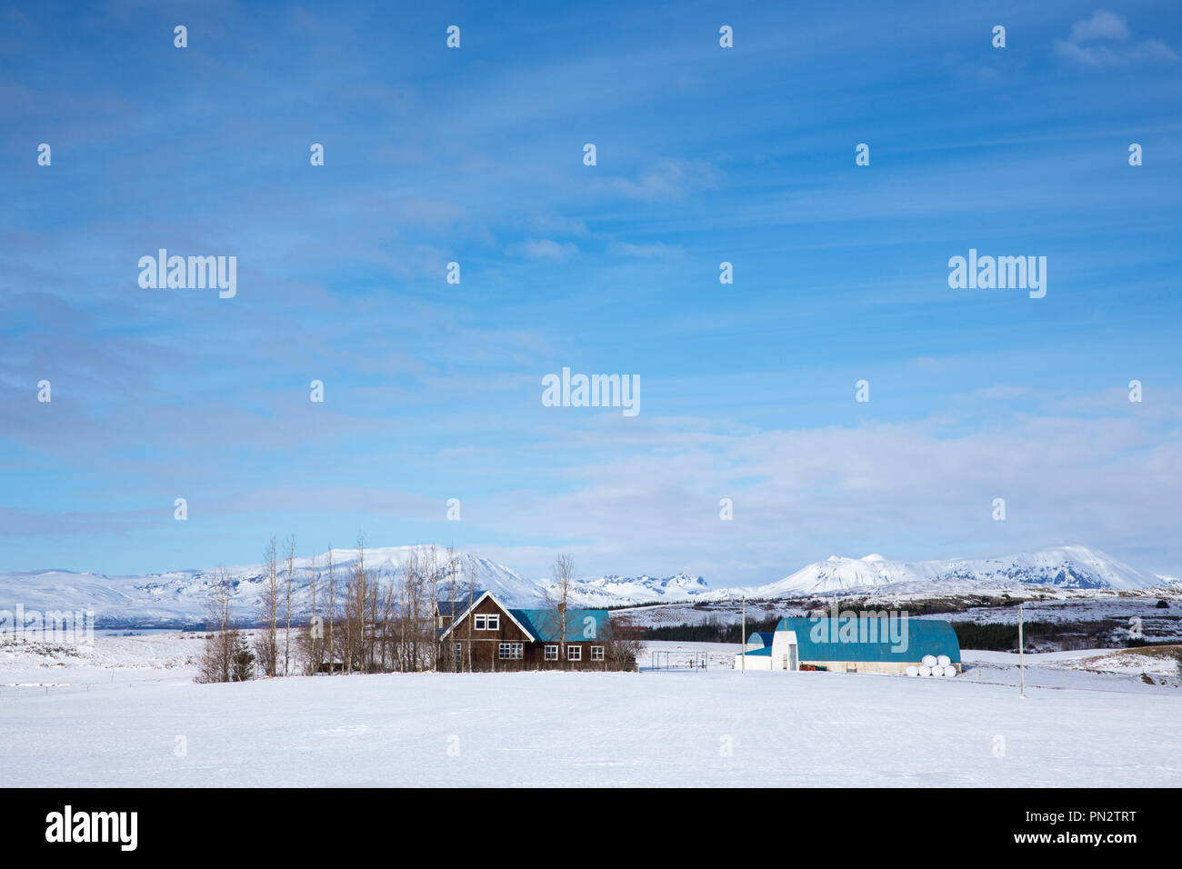 La ferme pittoresque et homestead home dans paysage de neige en Islande Banque D'Images