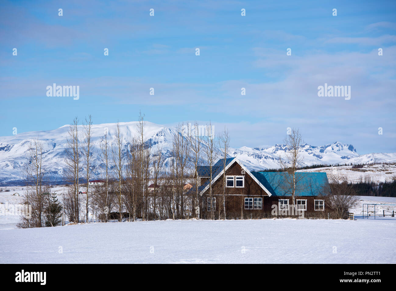 La ferme pittoresque et homestead home dans paysage de neige en Islande Banque D'Images