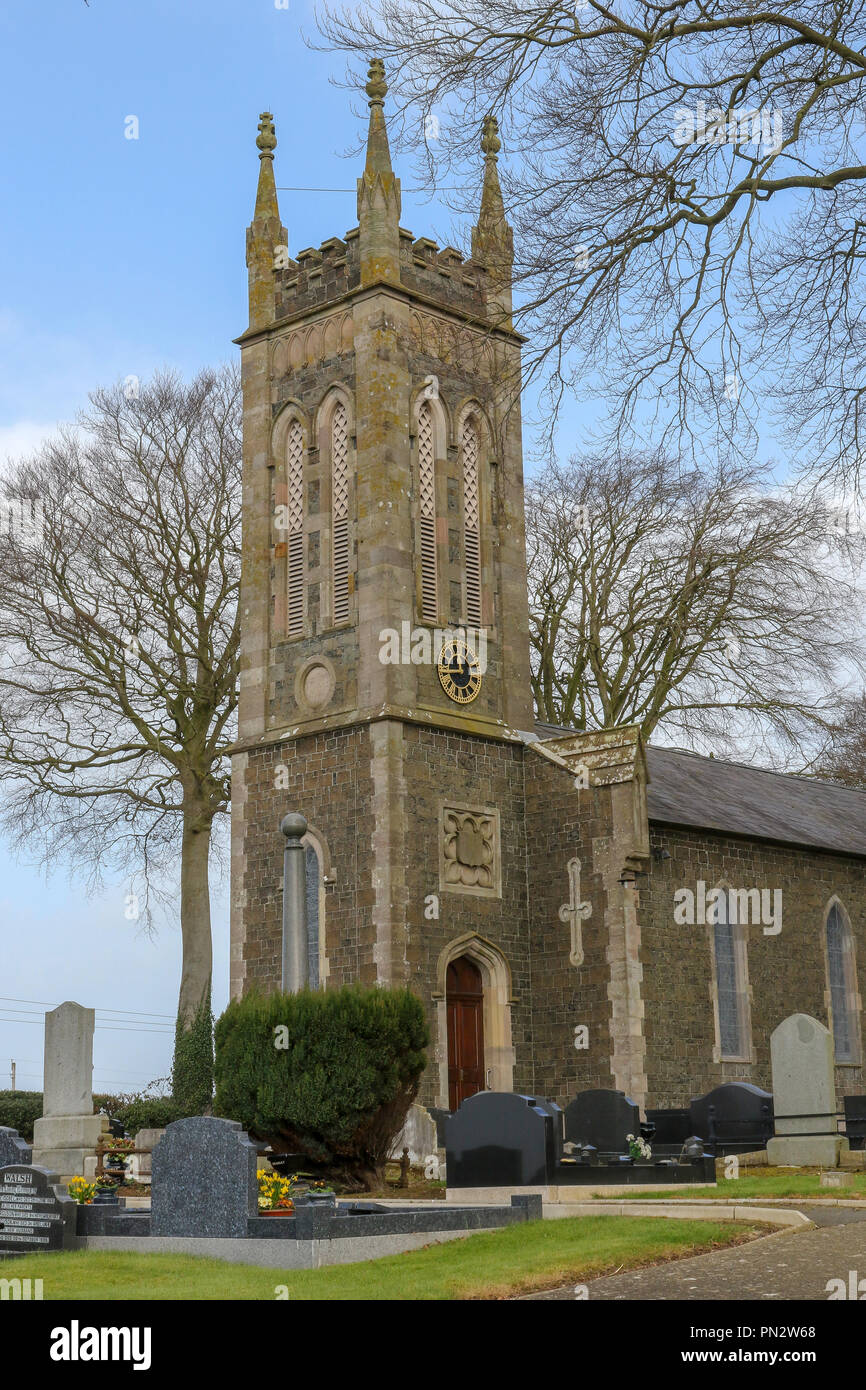 Tour de l'horloge de l'église en pierre et de l'Eglise en Irlande du Nord à St Matthew's Broomhedge Banque D'Images