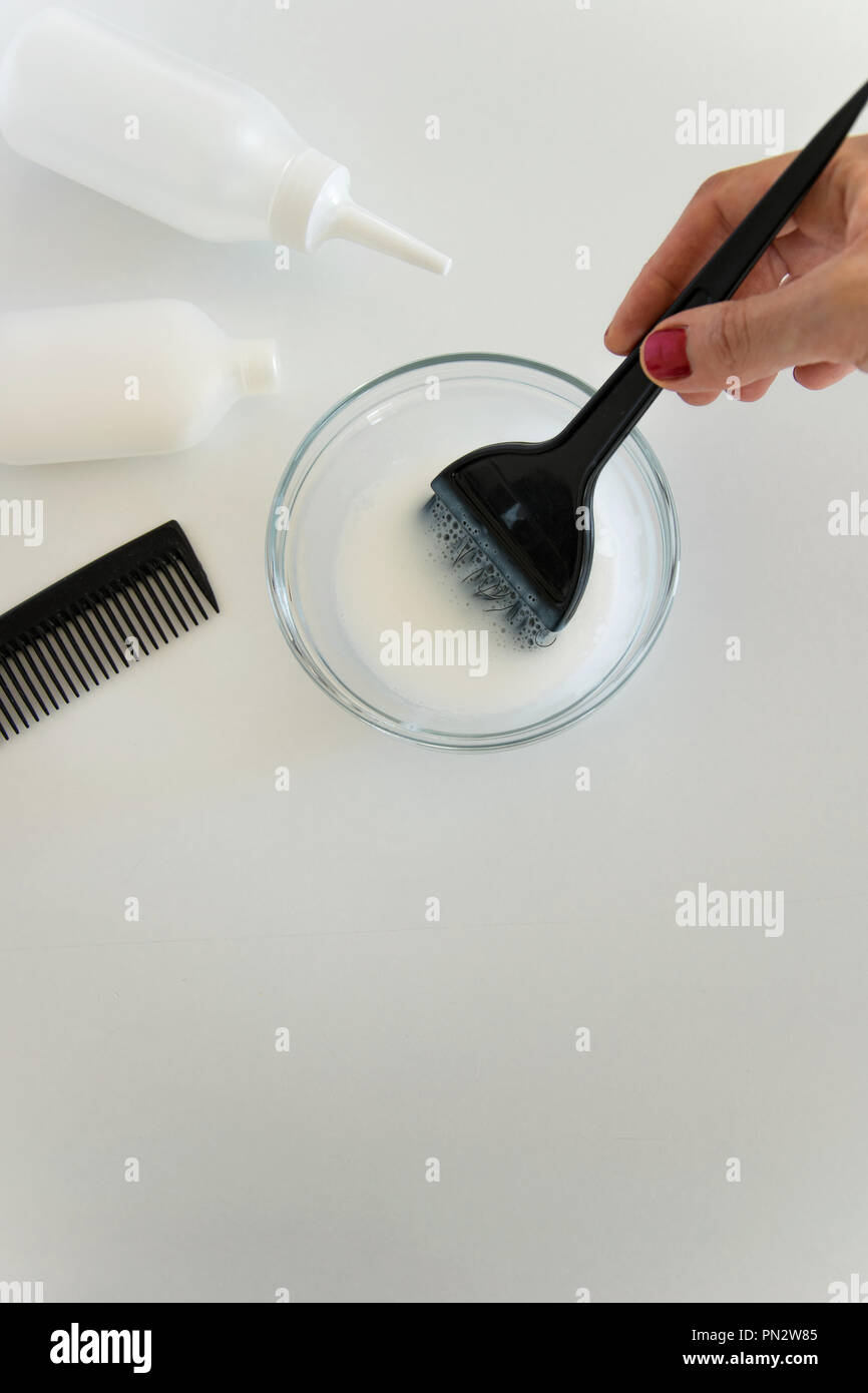 Vue de dessus de mixage femme couleur de teinture et coloration des cheveux Produits sur fond blanc, de l'espace pour le texte Banque D'Images