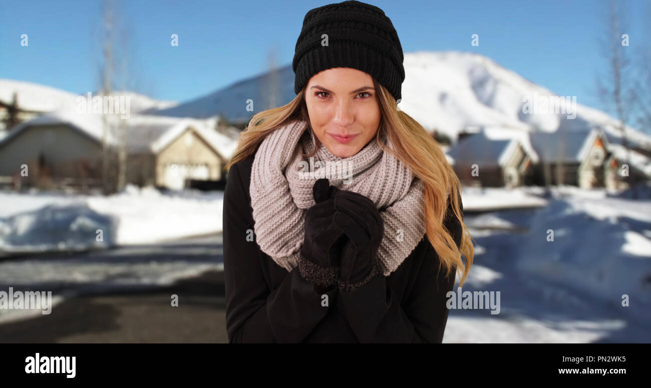 Jolie fille millénaire portant des gants et écharpe bonnet Photo Stock -  Alamy