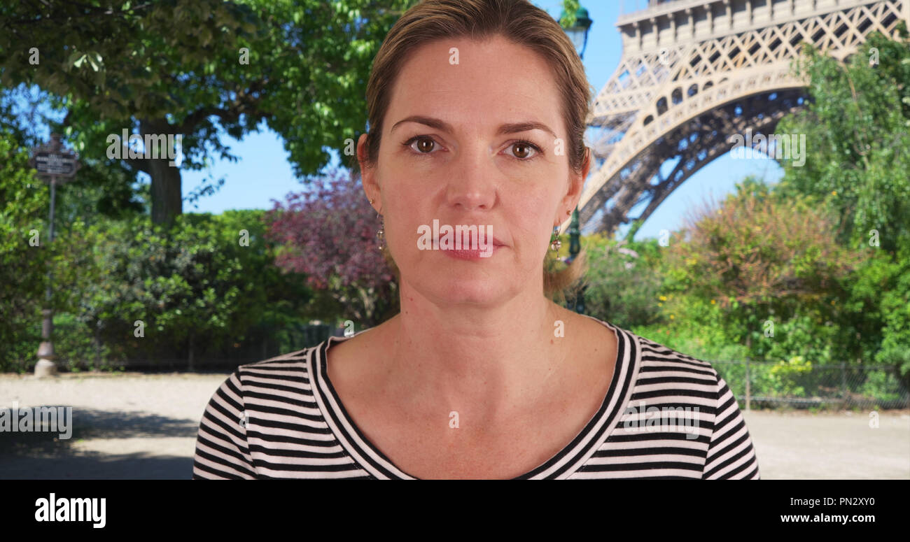 Shot POV de Paris femme devant la Tour Eiffel Banque D'Images