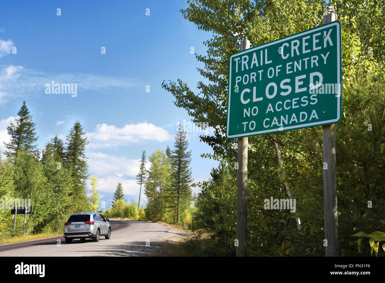 STATE Highway 486, Montana, USA : 9 Septembre 2018 : un SUV durs passé un signe indiquant le sentier Creek Port d'entrée est fermée, sans accès au Canada Banque D'Images