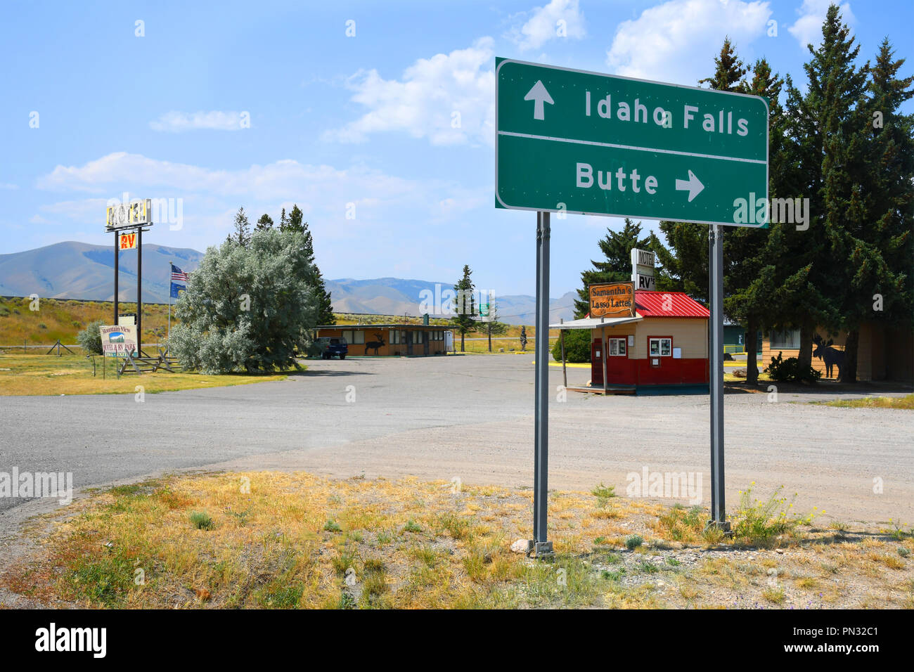 LIMA, Montana, USA - Le 11 août 2018 : signe de route à côté de l'Interstate 15 avec la direction de l'Idaho Falls, Idaho, et Butte, Montana Banque D'Images