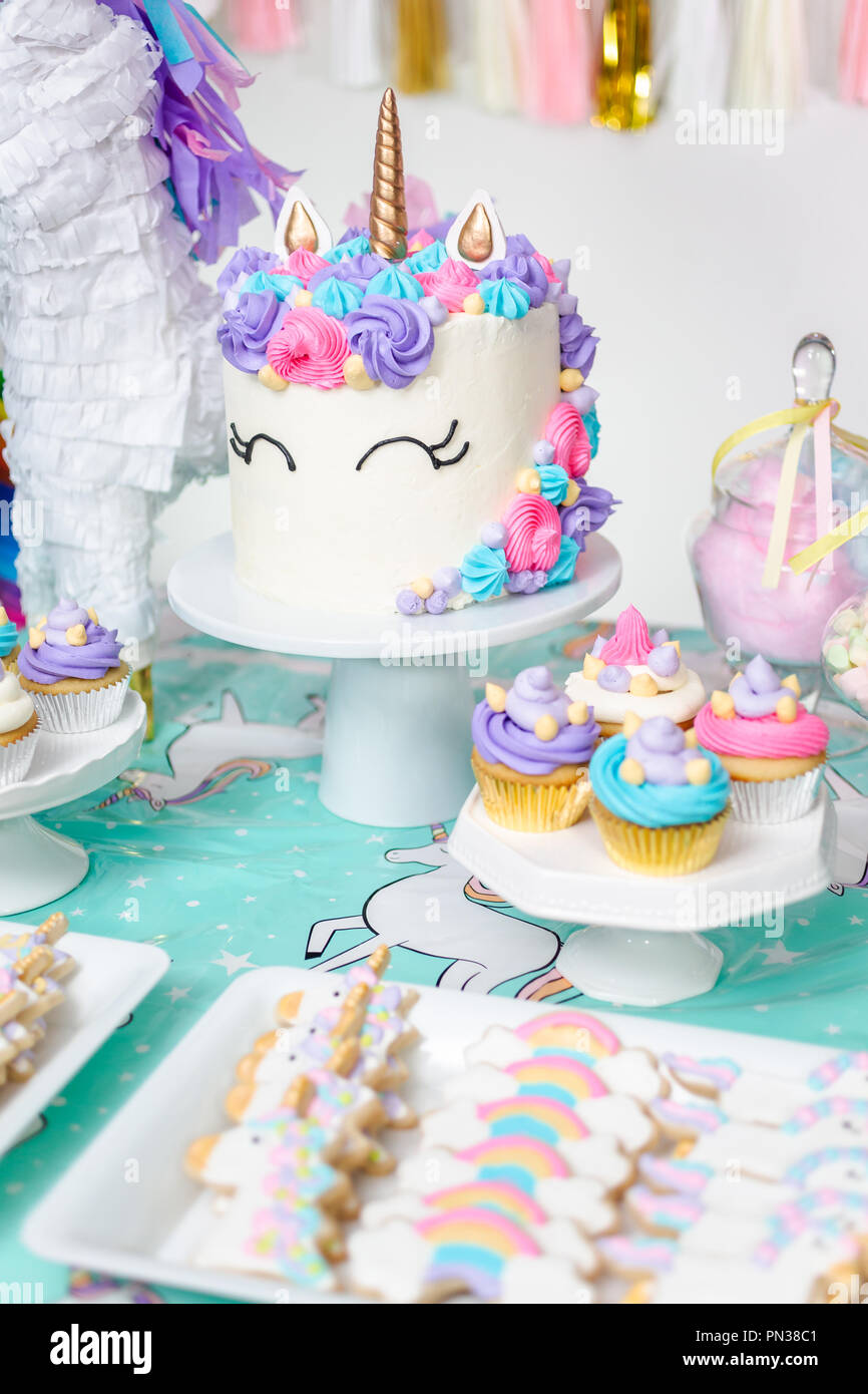 Petite Fille Table De Fete D Anniversaire Avec Unicorn Cake Cupcakes Et Sugaer Les Cookies Photo Stock Alamy Petite Fille Table De Fete D Anniversaire Avec Unicorn Cake Cupcakes Et Sugaer Les Cookies Photo Stock Alamy