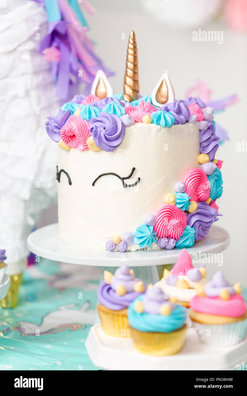 Petite Fille Table De Fete D Anniversaire Avec Unicorn Cake Cupcakes Et Sugaer Les Cookies Photo Stock Alamy Petite Fille Table De Fete D Anniversaire Avec Unicorn Cake Cupcakes Et Sugaer Les Cookies Photo Stock Alamy