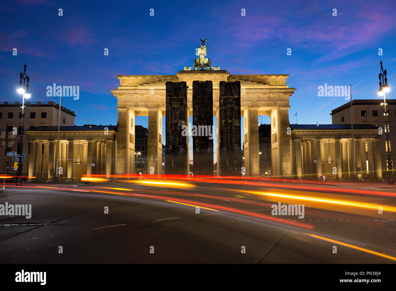Les lumières à l'aube à Berlin à Brandenburger Tor Banque D'Images