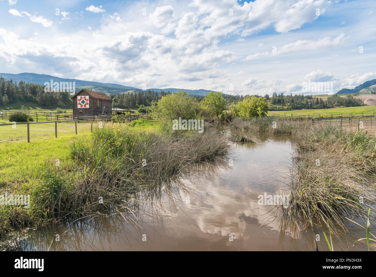 Deep Creek et les Shubert Grange à O'Keefe Ranch, un important site historique de la vallée de l'Okanagan Banque D'Images