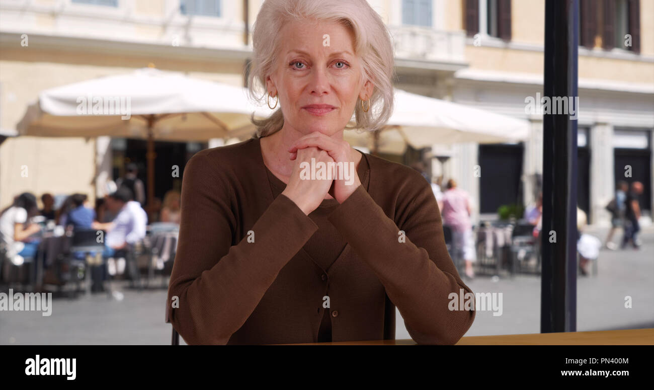 Femme plus âgée'sitting in restaurant tandis que sur vacances italiennes à Rome Banque D'Images