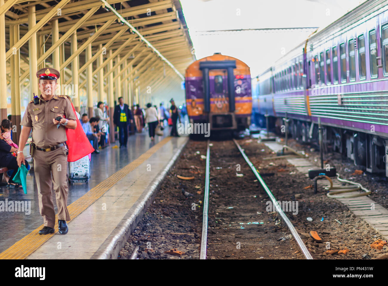 Bangkok, Thaïlande - 23 Avril 2017 : le train quitte la gare, tandis que la commande du personnel par des drapeaux et walky-talky radio at Hua Lamphong railway st Banque D'Images