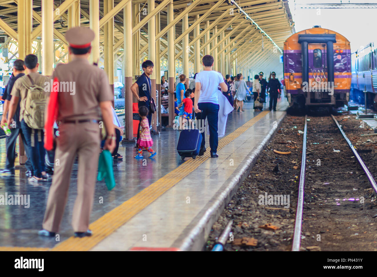 Bangkok, Thaïlande - 23 Avril 2017 : le train quitte la gare, tandis que la commande du personnel par des drapeaux et walky-talky radio at Hua Lamphong railway st Banque D'Images